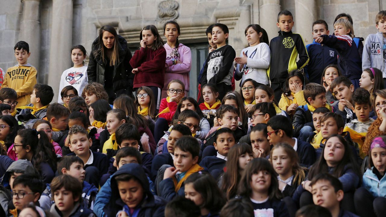 Dá da Poesía en Ourense con casi 400 alumnos en la Praza Maior y las escalinatas de Santa María Nai