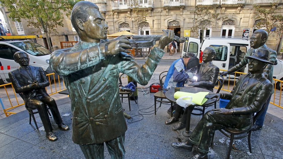 Reposición del brazo de la escultura de Paz Andrade