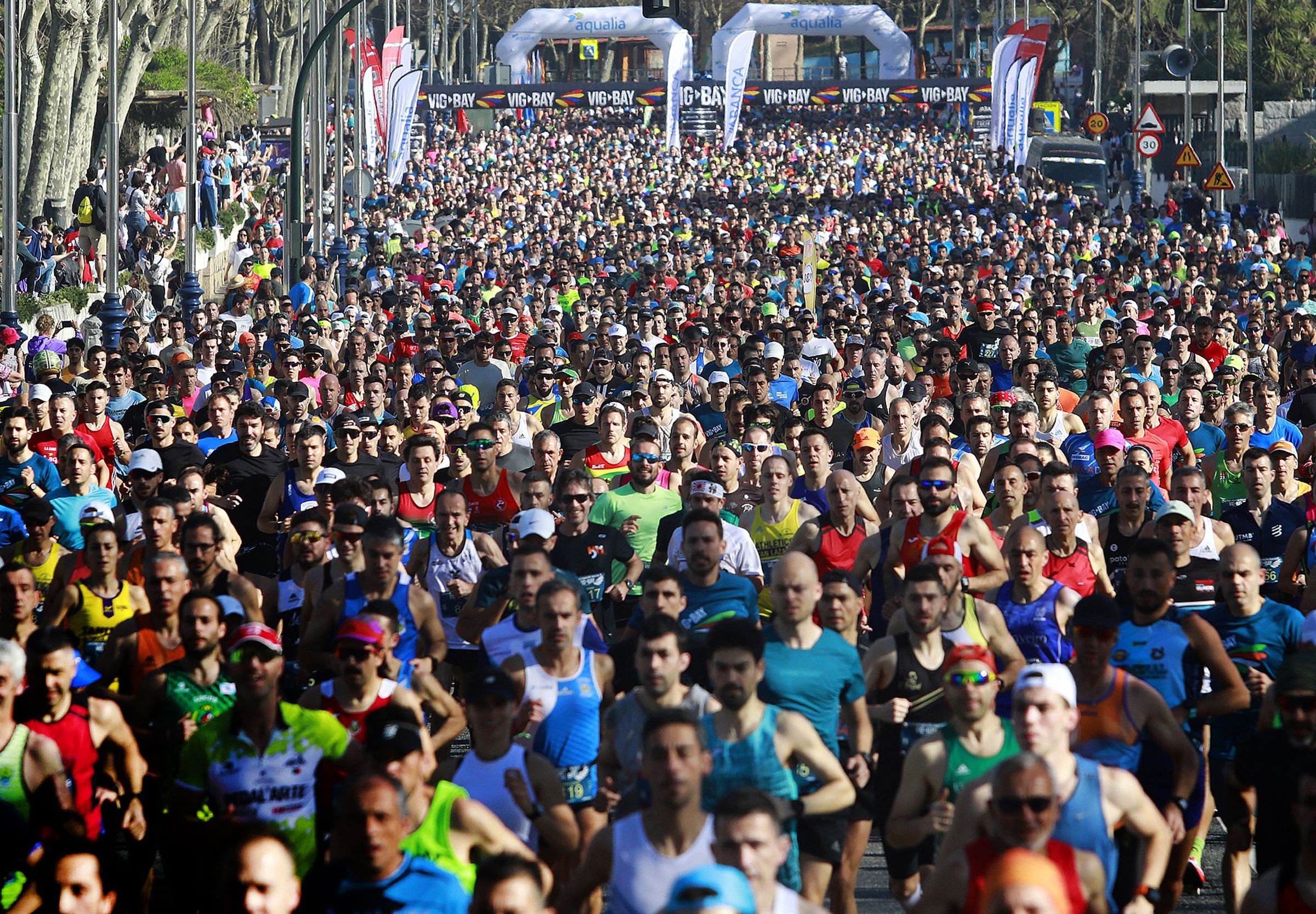 Miles de corredores na�Medio Marat�n Gran bah�a VIG-BAY de Vigo. 14/04/2024