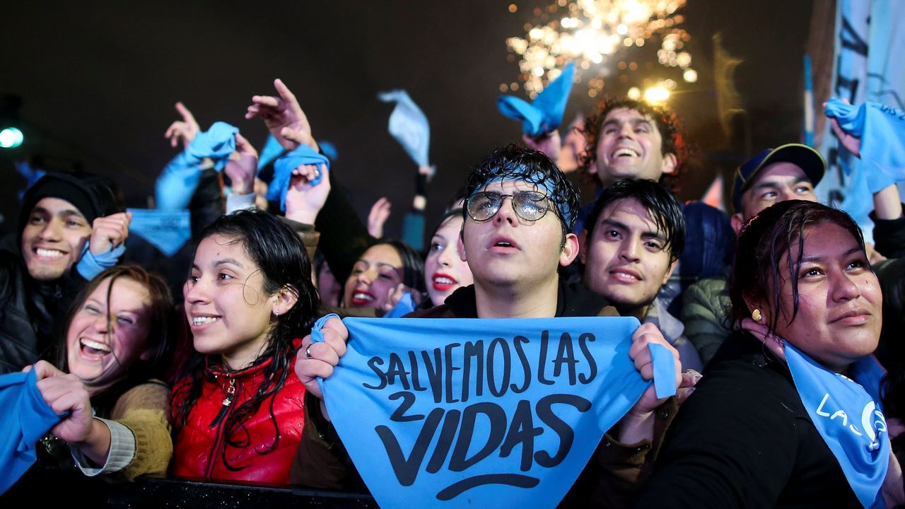 .Los manifestantes en contra de la legalización del aborto celebran el rechazo al proyecto por parte del Senado