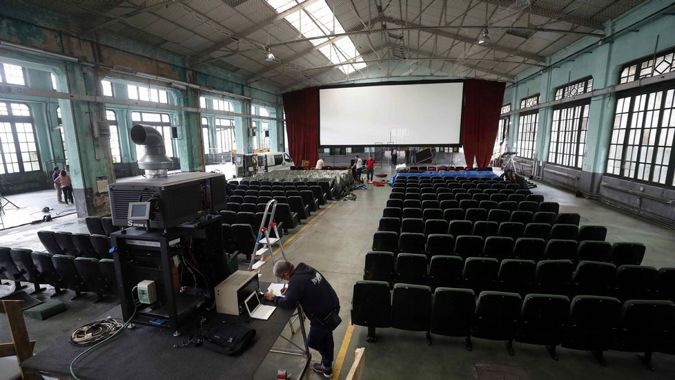 La magia del cine ha conseguido transformar la antigua Fábrica de Armas de Oviedo, cerrada desde 2012, en la Fábrica Scorsese