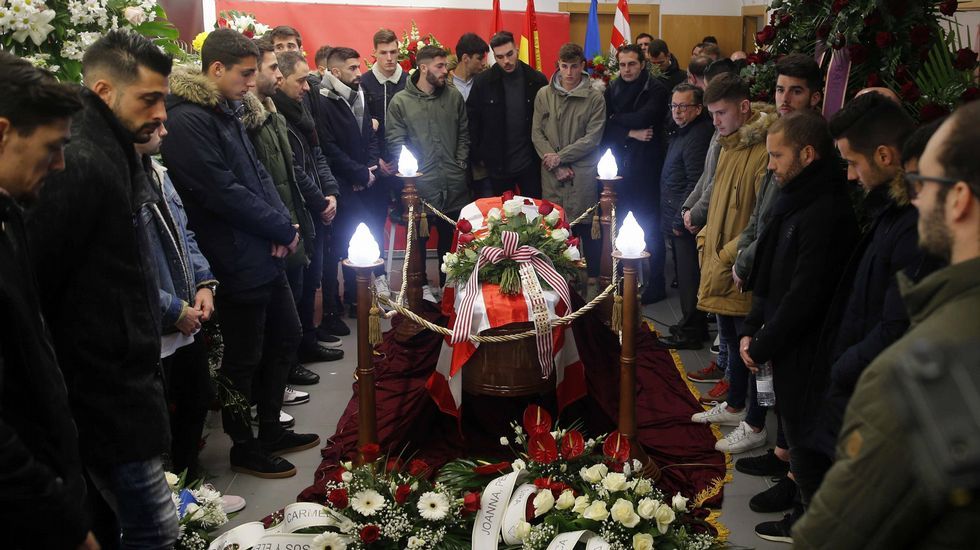 .El estadio de El Molinón acoge el funeral por Enrique Castro  Quini , exjugador del Sporting, con las tribunas abiertas al público