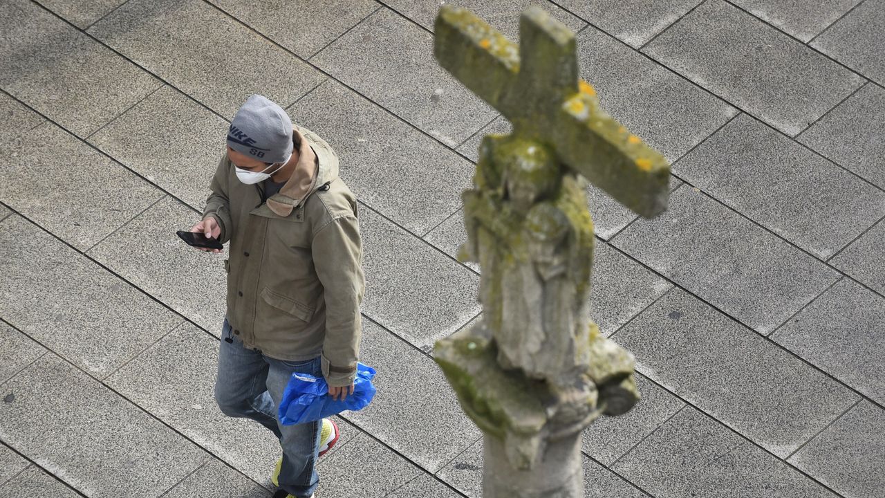 Vecinos de Lalín con mascarillas esperando para entrar en un banco