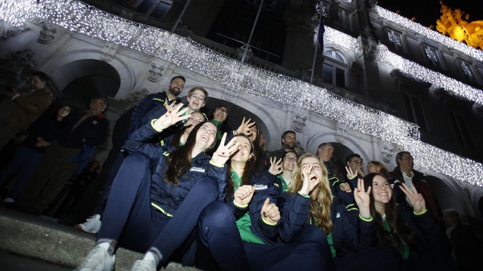 Alumbrado navideño en A Coruña. Las jugadoras del Liceo fueron las encargadas de encenderlo