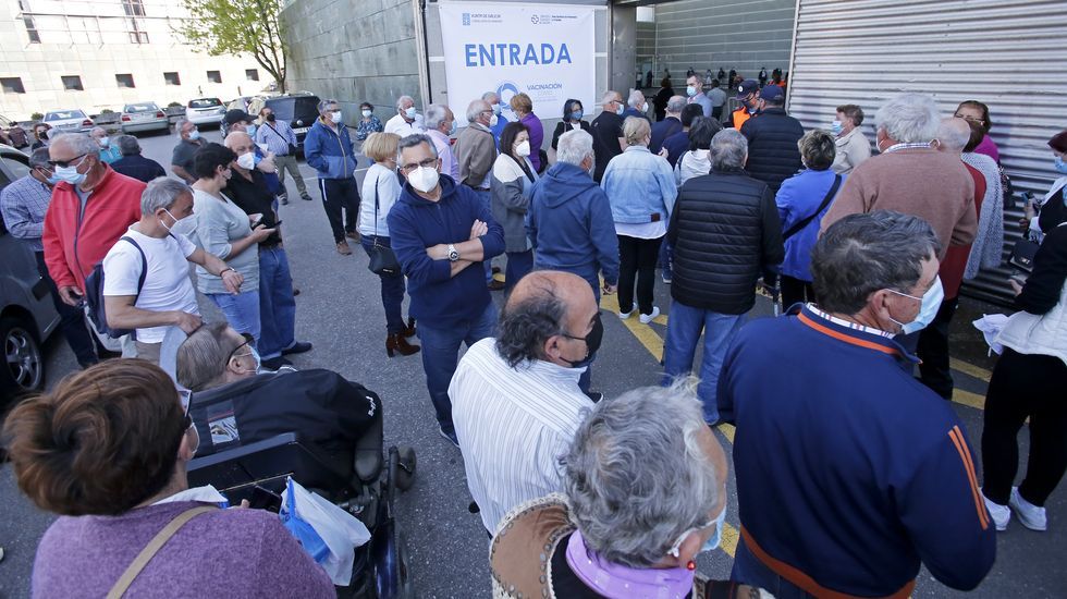 Vacunación masiva contra el Covid-19 con AstraZeneca para personas de entre 60 y 65 años en el recinto ferial de Pontevedra