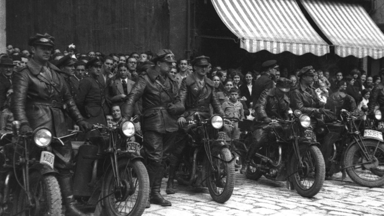 Otra fotografía de Constantino Suárez, muy comprometido con la causa republicana, durante la Fiesta de la República del 14 de abril de 1936 en la que pueden verse motoristas en formación en la entonces plaza de la República