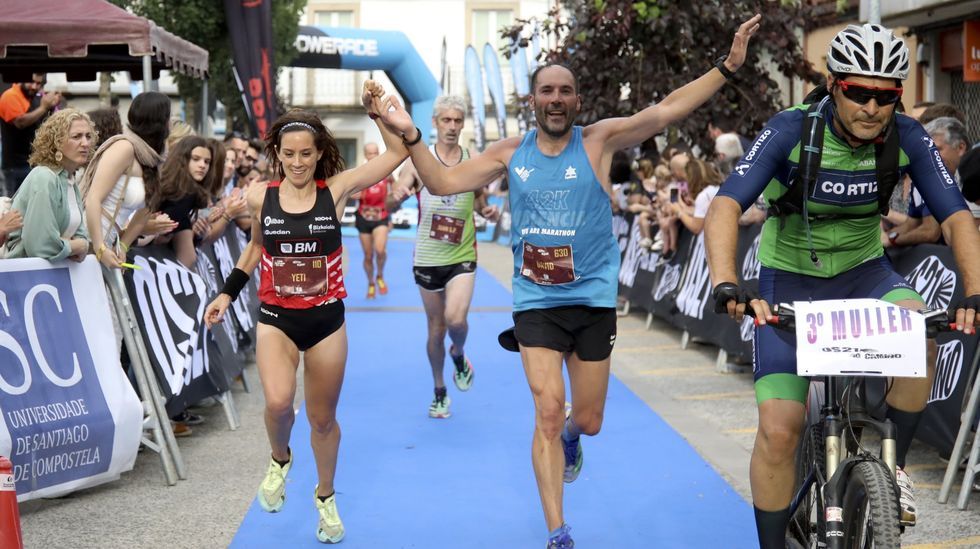Un grupo de peregrinos realizan el Camino de Santiago