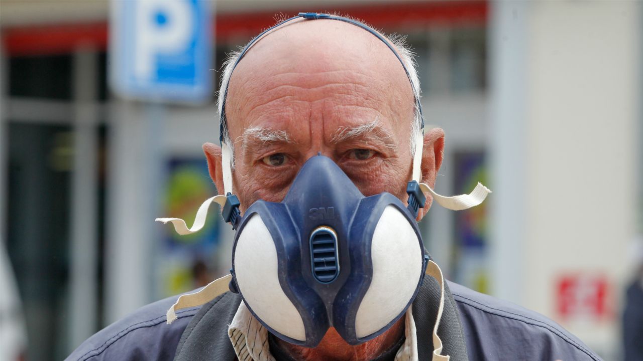 Cualquier protección es buena para evitar el contagio. Mascarillas en Vilagarcía