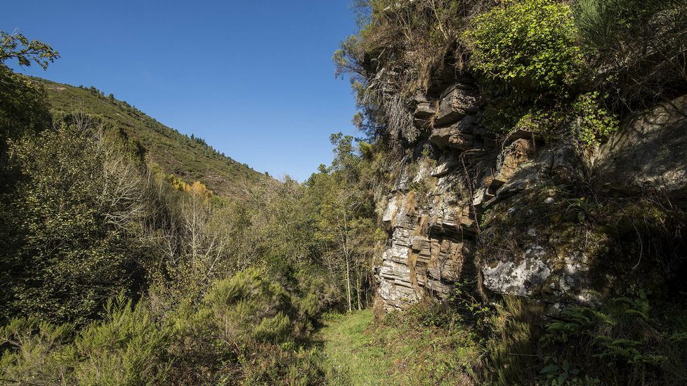 El camino discurre en gran parte al mismo pie de la gran formación rocosa, declarada monumento natural en el 2012
