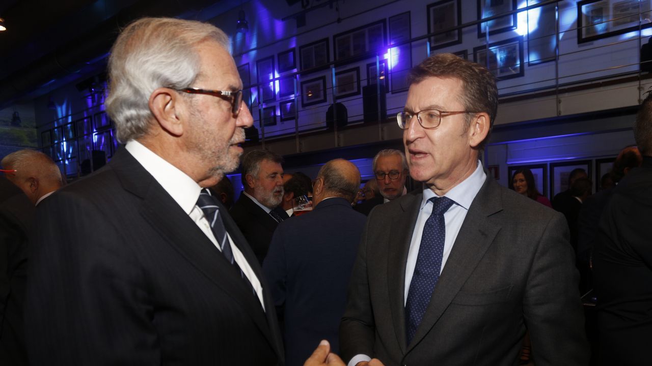 Pasado y presente. El presidente de la Xunta, Núñez Feijoo charlando con el expresidente Emilio Pérez Touriño