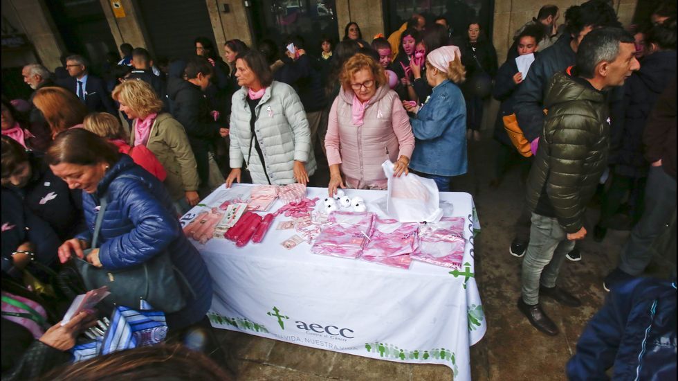 Manos levantadas por el cáncer de mama