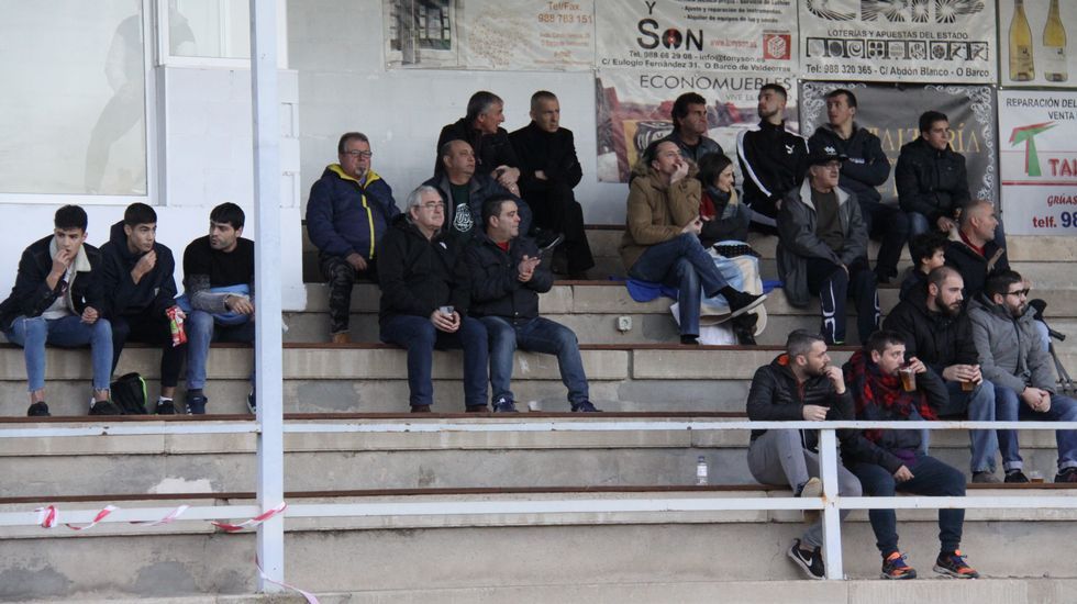 Gran ambiente en las gradas del estadio de Calabagueiros durante el CD Barco-UD Paiosaco