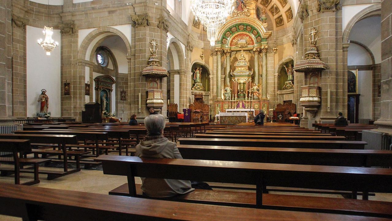 Ambulancia recogiendo a una mujer mayor en su domicilio en el centro de Ferrol