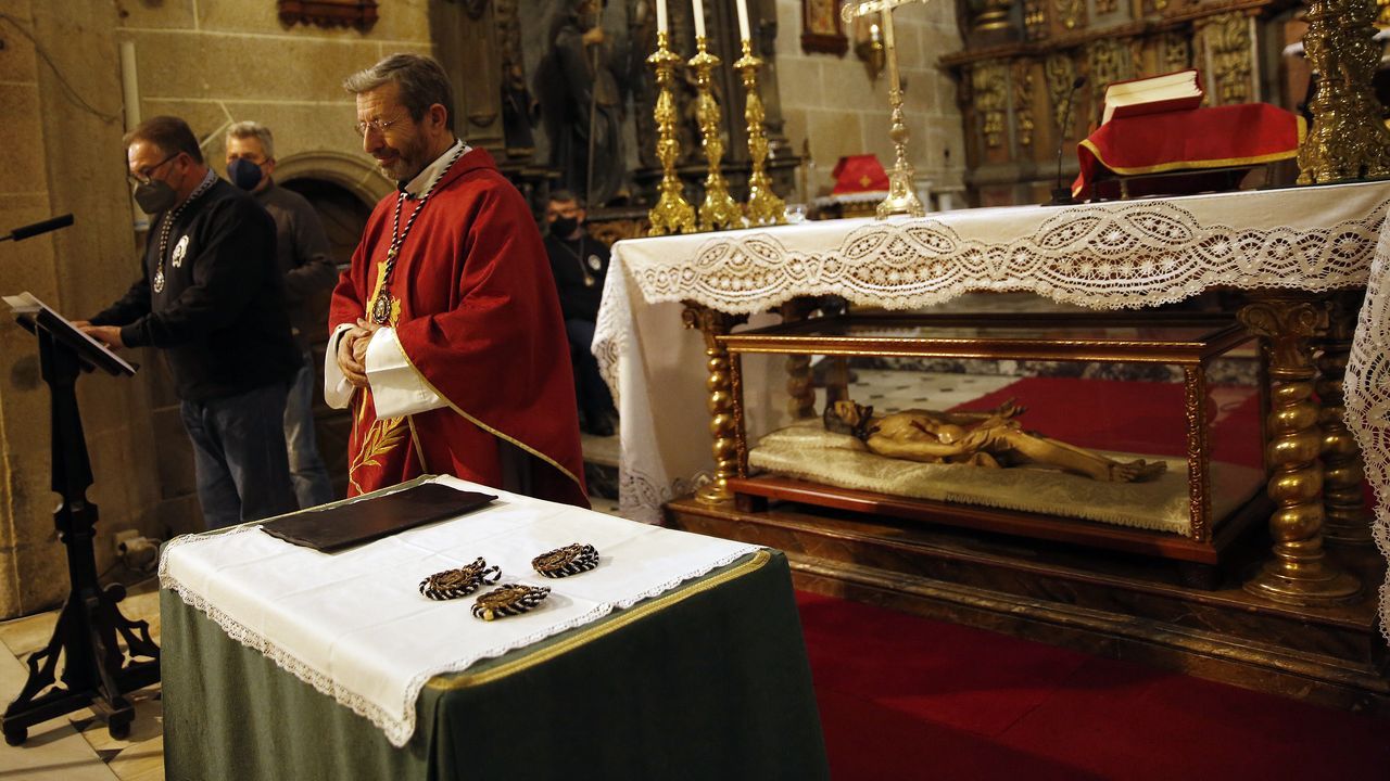 Imposición de medallas a tres nuevos cofrades en la iglesia de Santa María A Antiga do Caramiñal