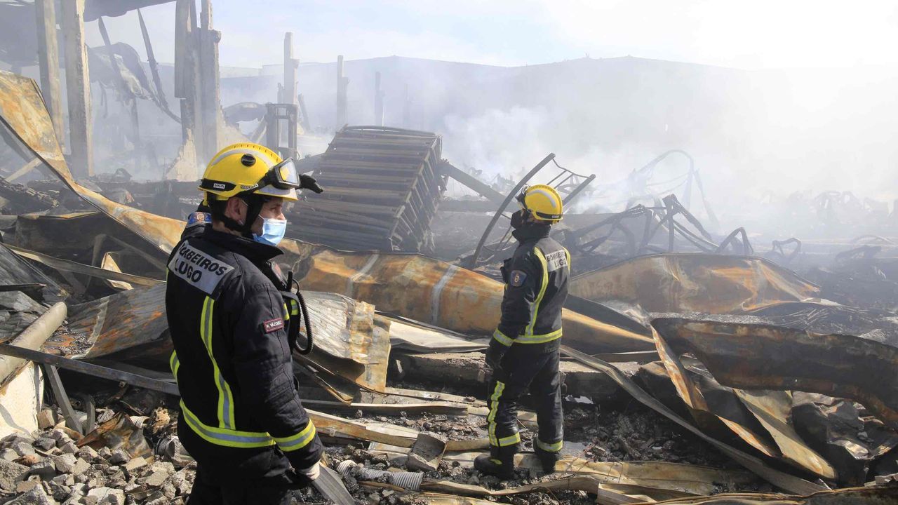 Los bomberos de Lugo continúan trabajando