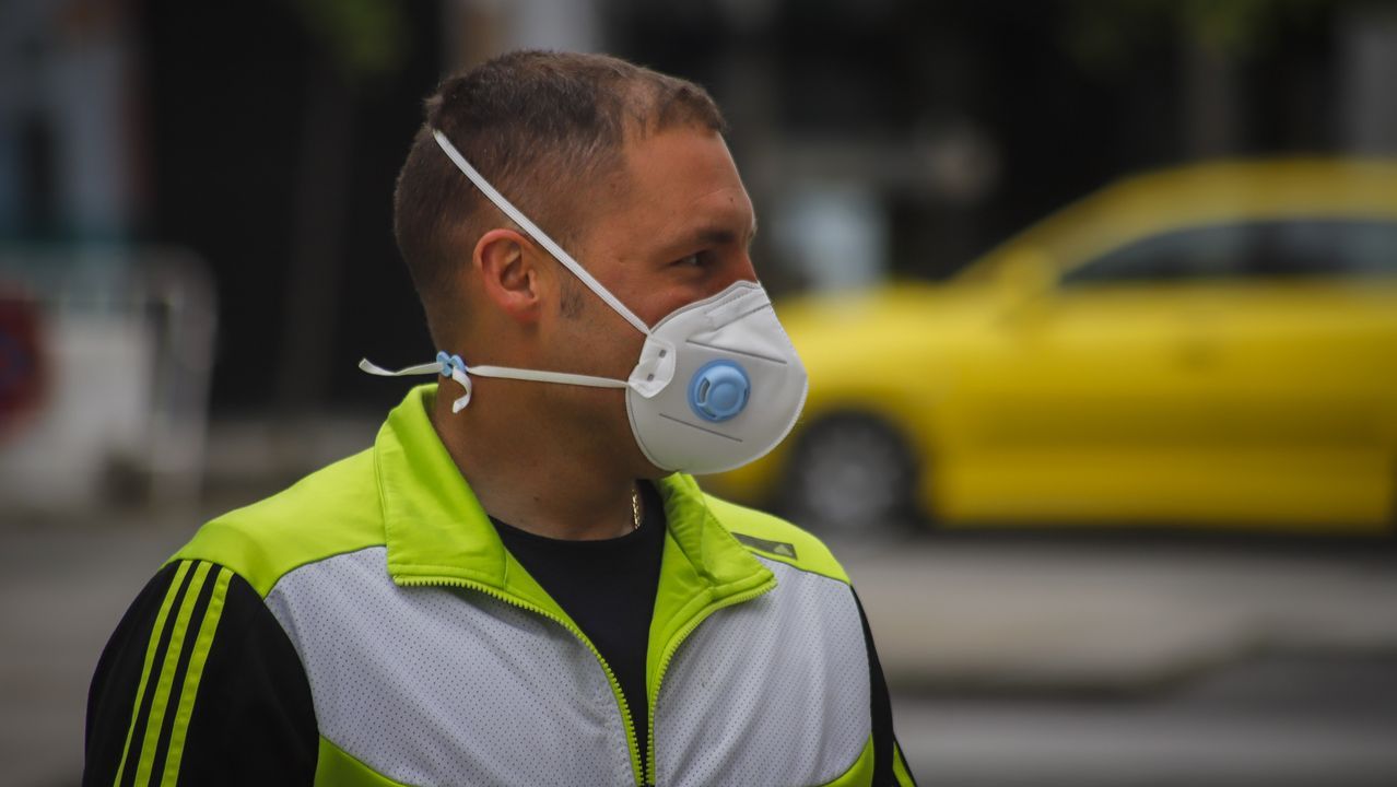 Con mascarillas por las calles de Noia