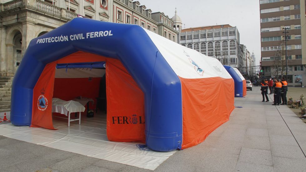 Muestra de un nuevo hospital de campaña para Protección Civil de Ferrol, con su montaje en la plaza