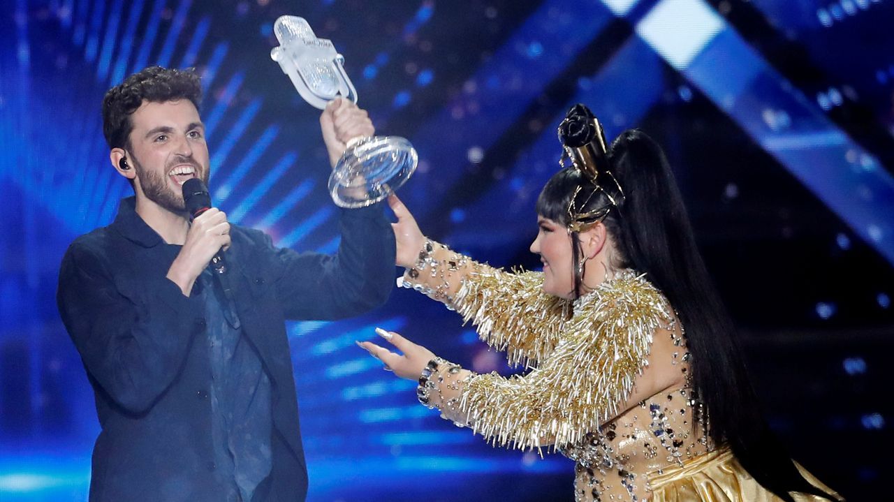 Duncan Laurence recibe el micrófono de cristal de manos de Netta Barzilai