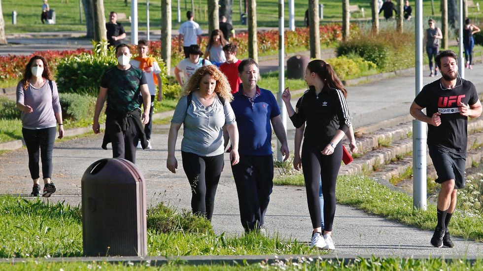 Miles de personas salen a pasear en Pontevedra en el segundo día de la desecalada