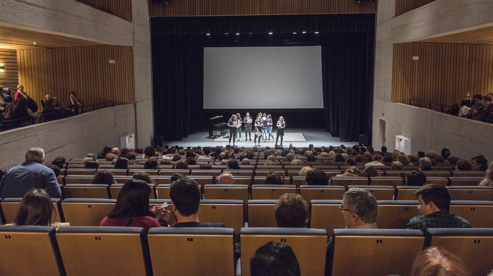 25n.En Verín, más de 400 personas asistieron a la gala celebrada en el auditorio