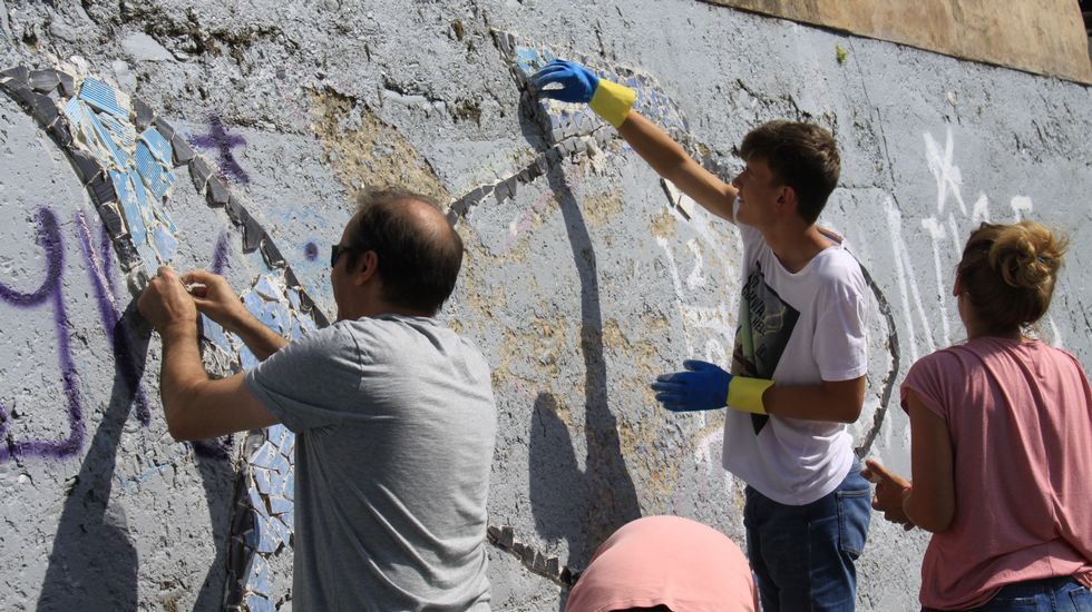 Gerardo Rodríguez, Chere, dirige la elaboración de un mural en el Malecón junto al río Sil