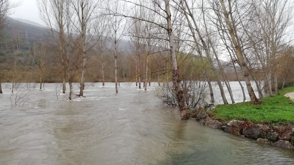 ASÍ HA CASTIGADO EL TEMPORAL A OURENSE.En O Barco, el río Sil baja con mucha agua (en la imagen, en la desembocadura del arroyo Mariñán)