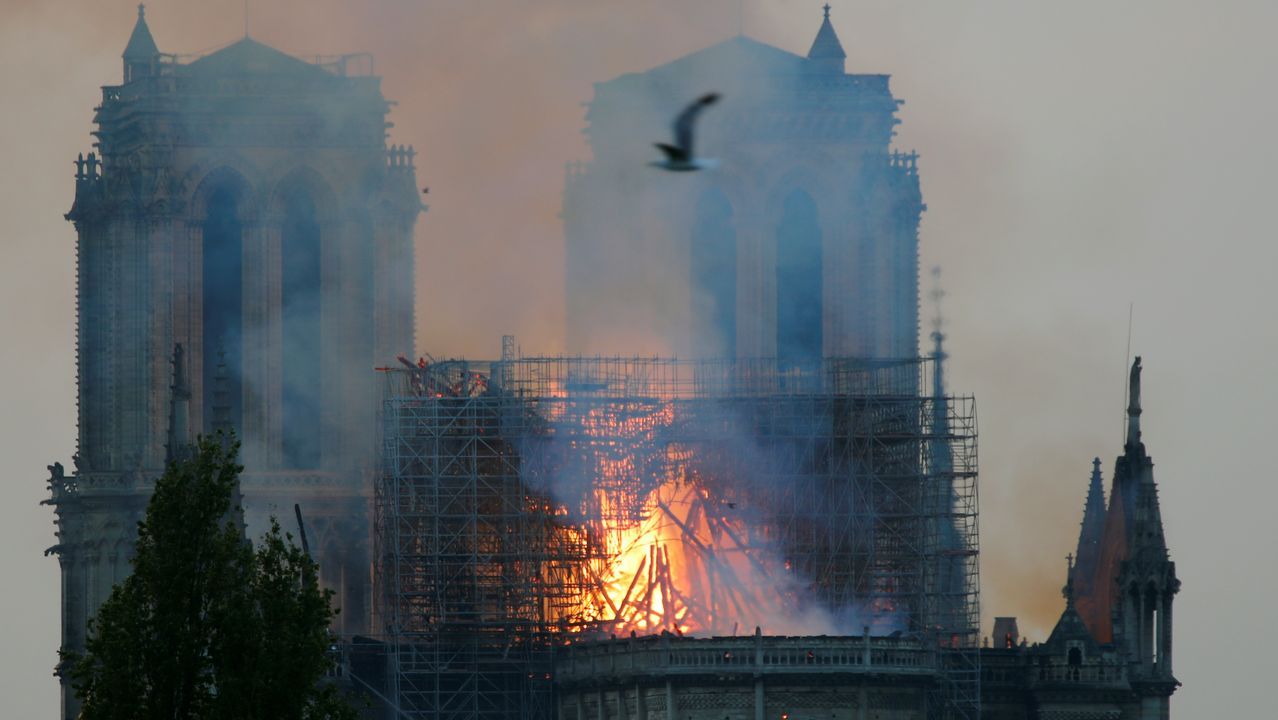 Unos bomberos dentro de la Catedral de Notre Dame
