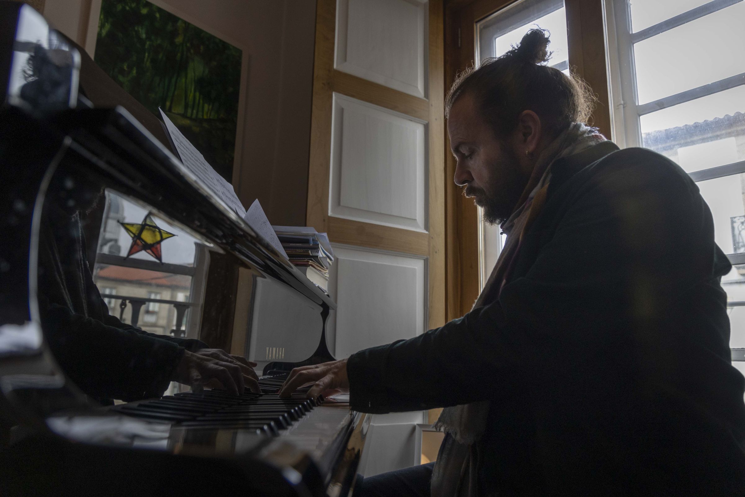 O pianista de jazz Abe Rbade ensaiando na sa casa. 12/02/2025