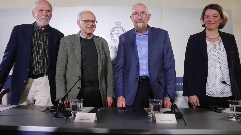 Ciencia, excelencia y sidra en la Universidad de Oviedo.Los tres f�sicos reconocidos este a�o con el Premio Princesa de Asturias de Investigaci�n Cient�fica y T�cnica Kip, Thorne (2d), Rainer Weiss (2i) y Barry C. Barish (i), y Laura Cadonati (d), representante de la Colaboraci�n Cient�fica LIGO, (siglas en ingl�s del Laboratorio de Ondas Gravitacionales), durante la rueda de prensa que ofrecieron hoy en Oviedo.