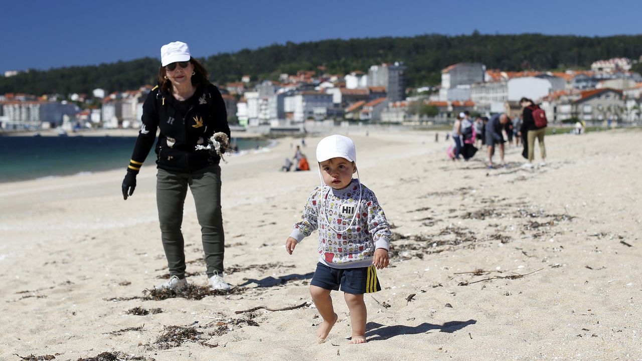 Limpieza multitudinaria de alumnos del Centro Británico que también se realizará en otros cinco arenales del norte de España EN LA PLAYA DE COROSO