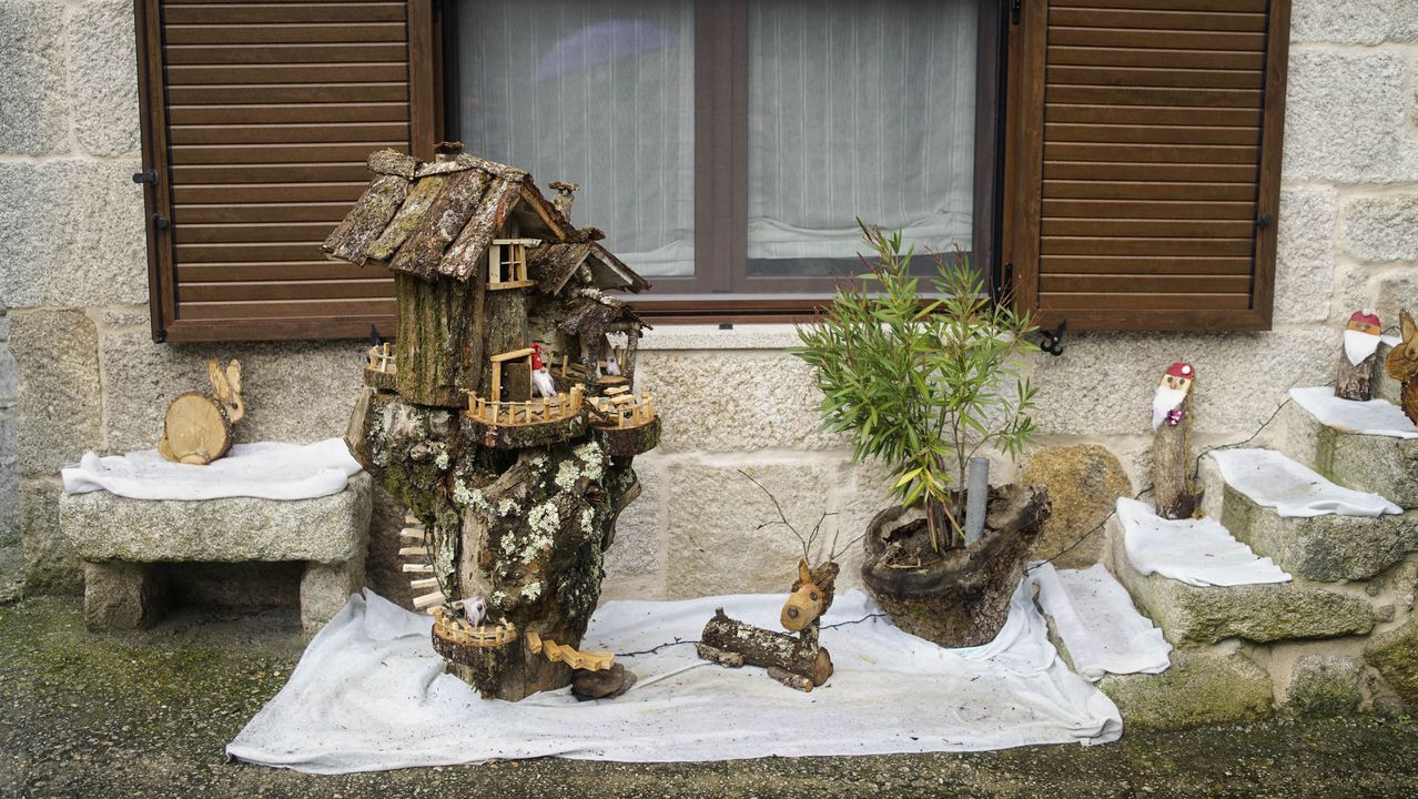 adornos reivindicativos.En Neboeiro decoraron el pueblo con motivos naturales y reivindican una mejor conexión a Internet