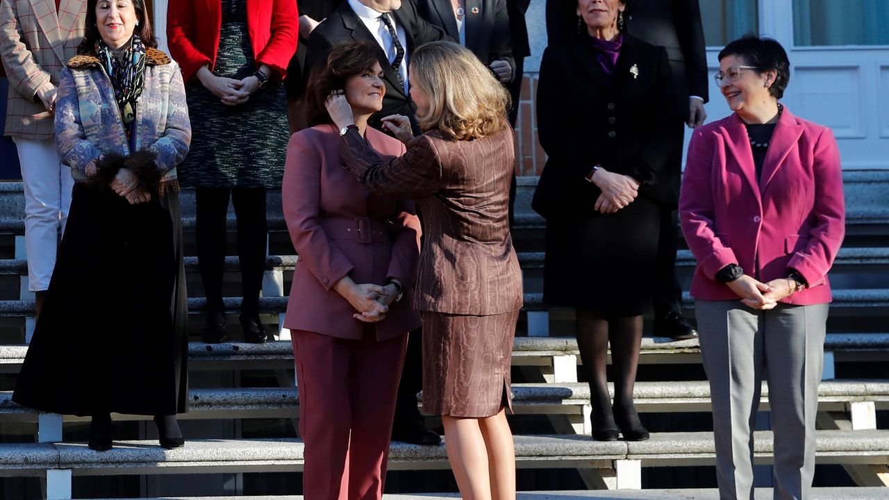 En la imagen, dos vicepresidentas: Nadia Calviño y Carme Calvo, momentos antes de hacerse la foto de familia