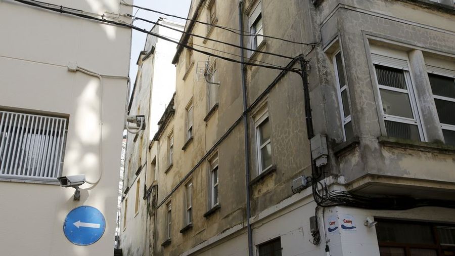 Cables aéreos en el paisaje urbano del centro de Ferrol