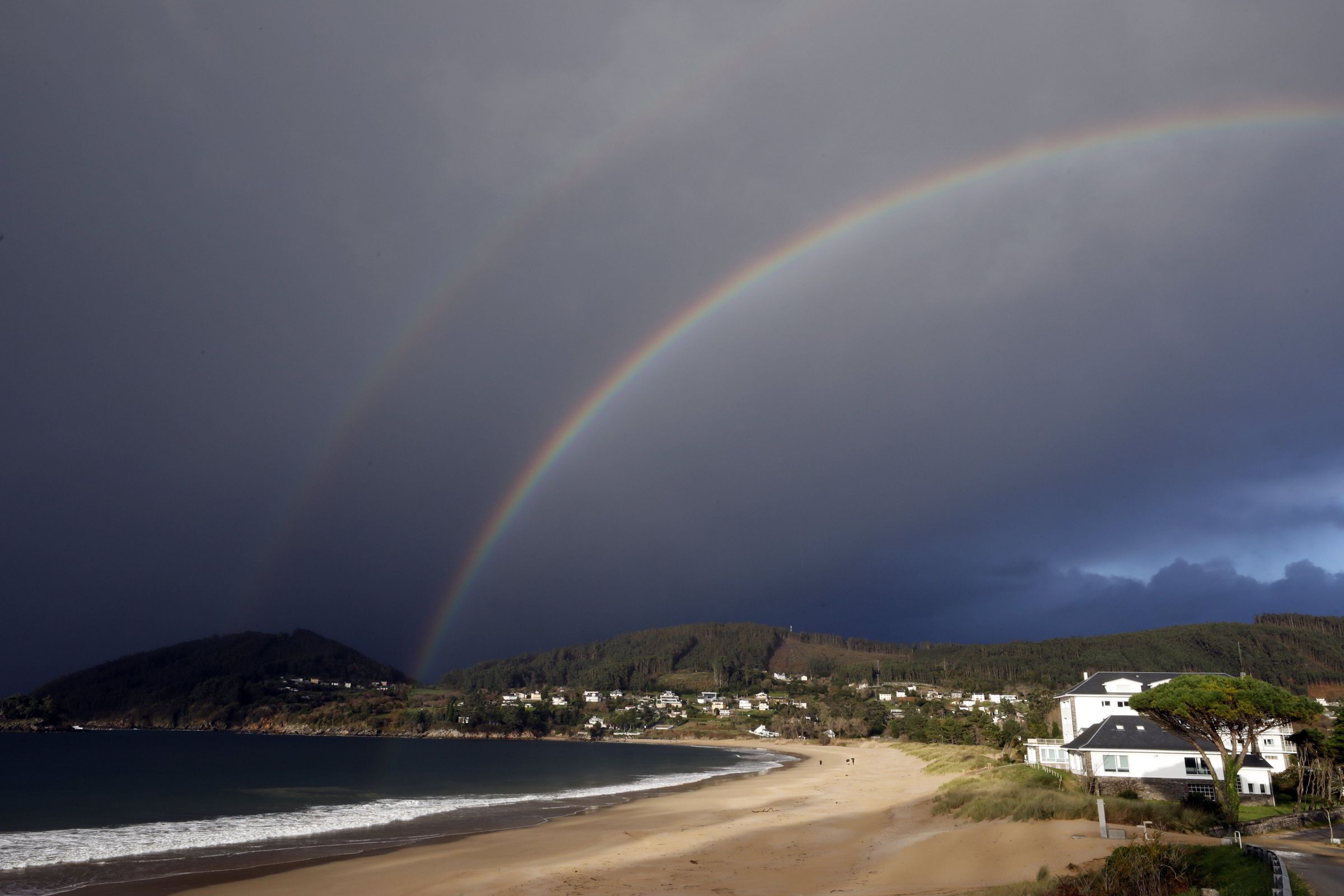 Arco da vella na praia de Area, en Viveiro,� nun momento de tr�gua entre os temporais do mes de xaneiro. 25/01/2025