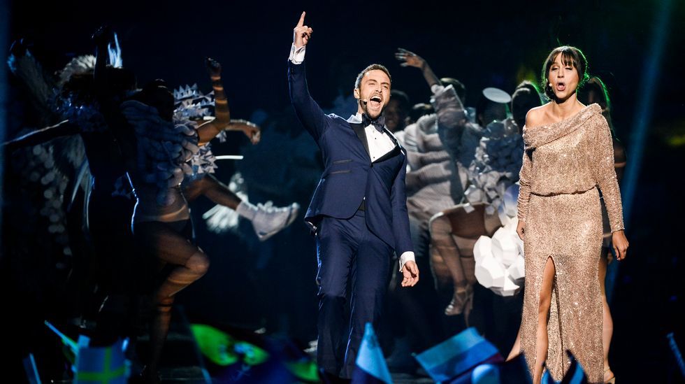 Mans Zelmerlow y Petra Mede, presentadores en Suecia.