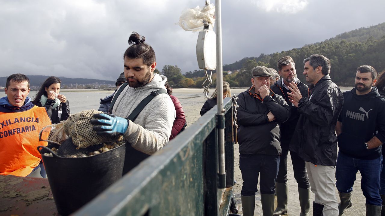 Alberto Chicote visita los bancos marisqueros de Testal en Noia