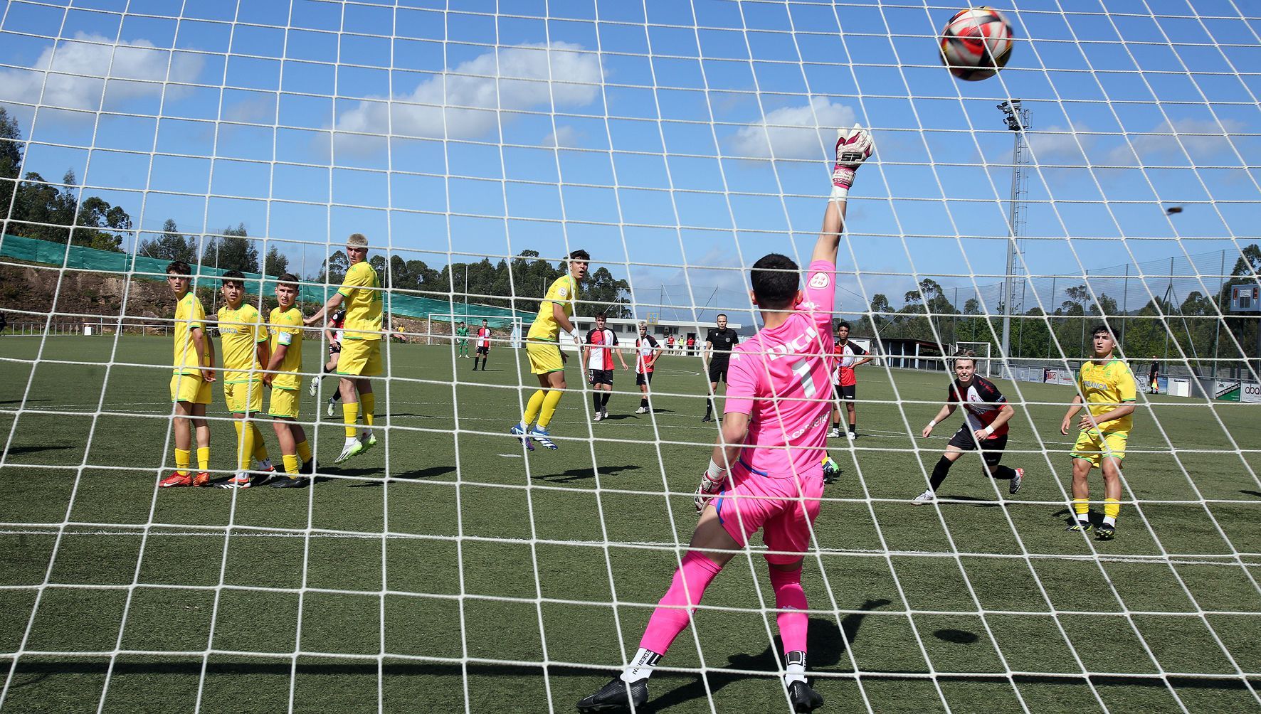 Lance do partido entre o Arousa xuvenil e o Deportivo. 07/04/2024