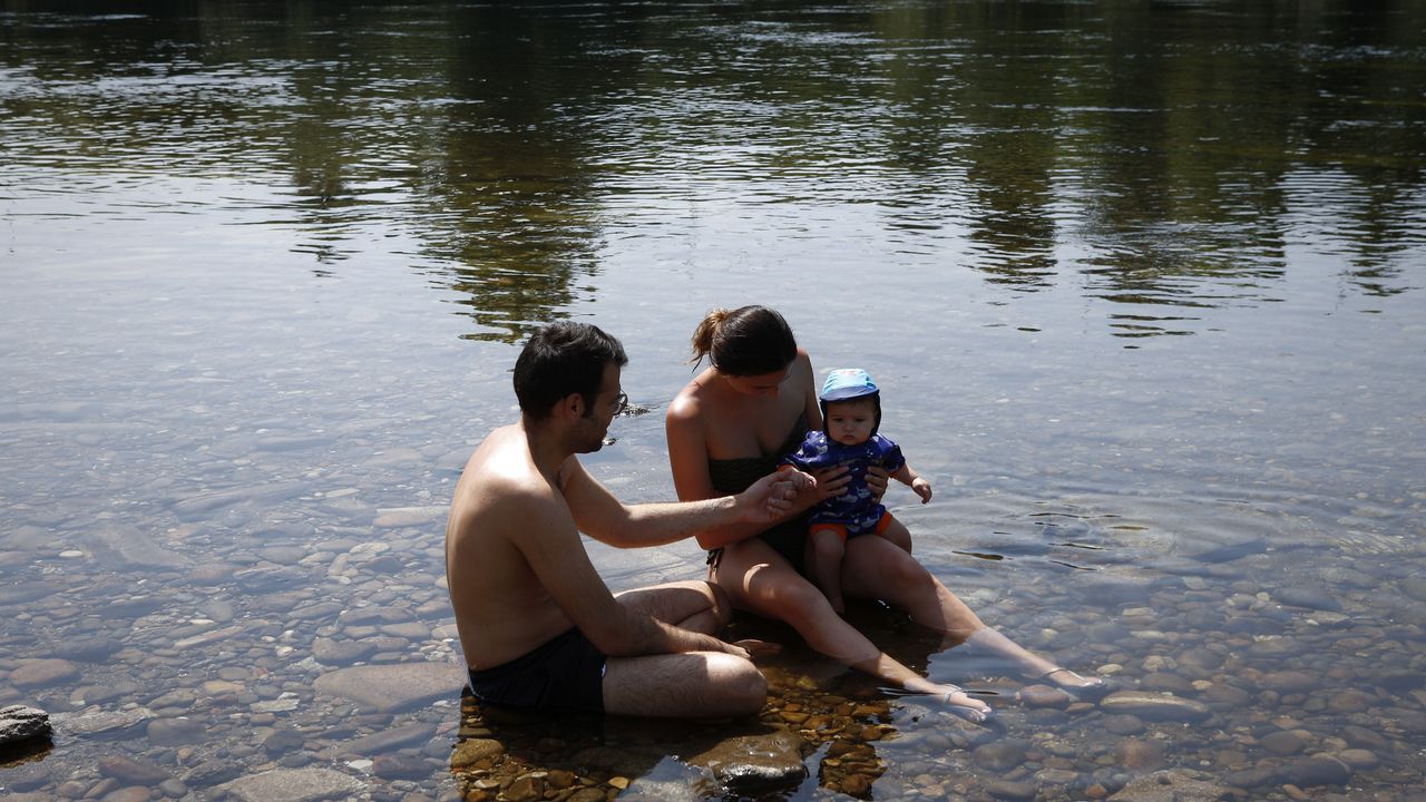 Gente bañándose en Ourense