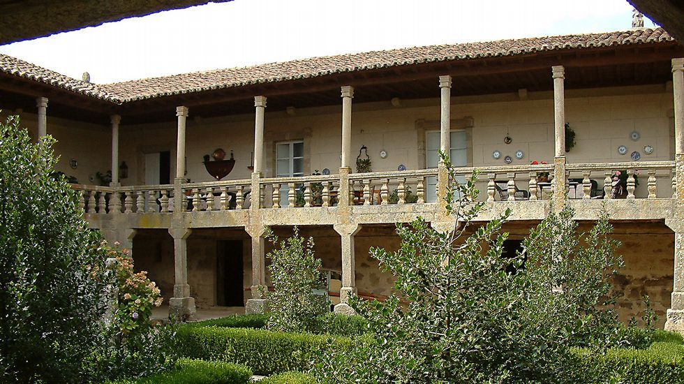 Otra vista del patio del pazo de Ferreiroá