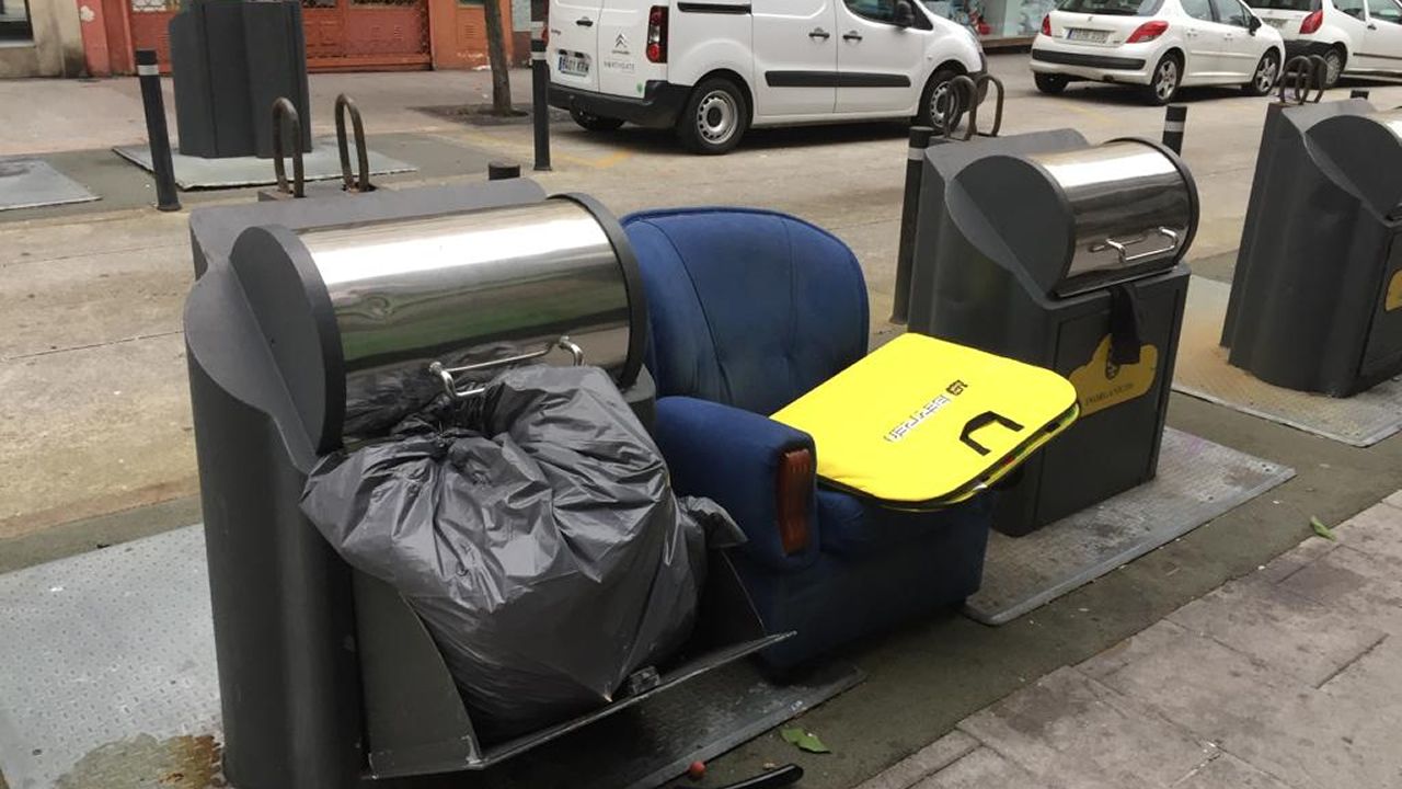 Segundo día (miércoles) con la basura de las calles sin recoger