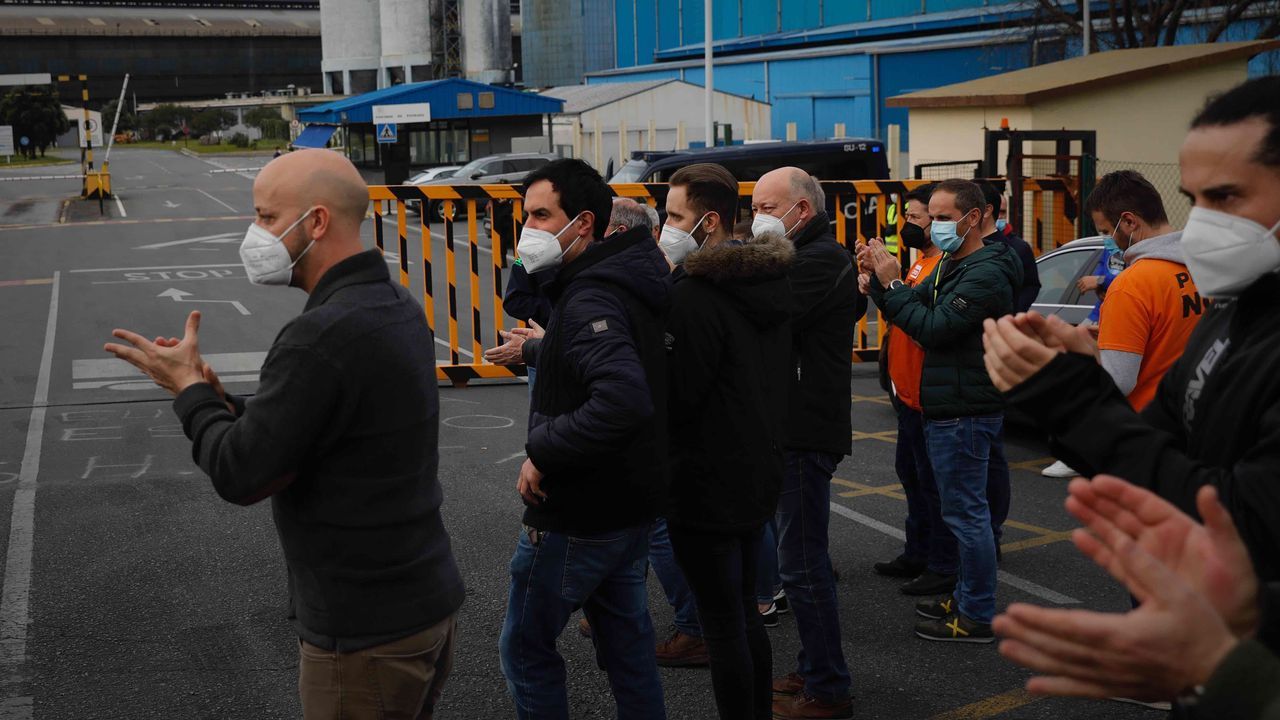 udef.Agentes en la planta coruñesa de Alu Ibérica