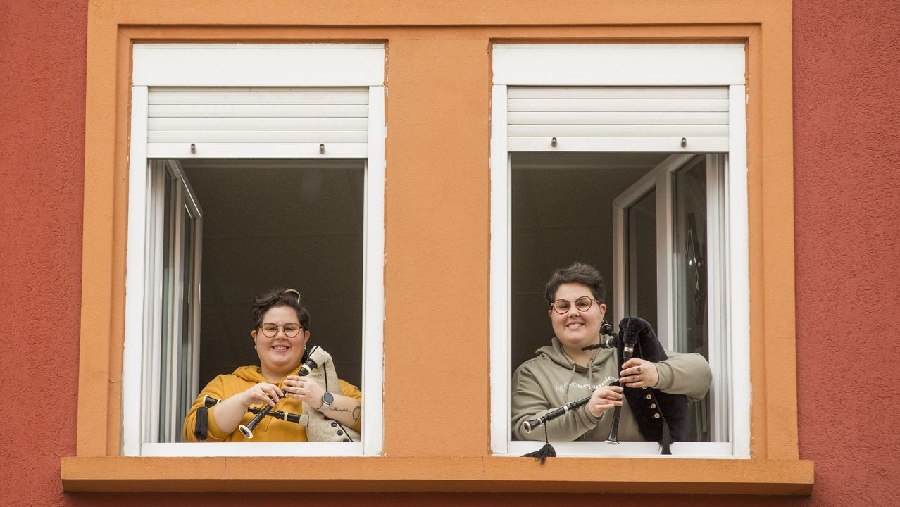 Las hermanas Felpete, tocando en su casa de Carballo