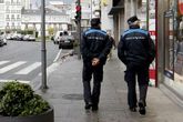 Agentes de la Policía Local patrullando por Viveiro.