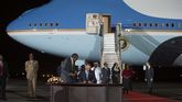 Barack Obama firma el libro de invitados a su llegada a Kenia acompañado del presidente keniano Uhuru Kenyatta