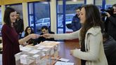 Olalla Rodil, a la izquierda, votando en Lugo con su hermana en la mesa