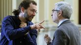 El portavoz de Podemos, Emilio León (i), y el de IU, Gaspar Llamazares (d), conversan tras finalizar la Junta de Portavoces del Parlamento asturiano.