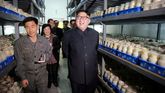 El líder norcoreano, Kim Jong-Un, durante una visita a una fábrica