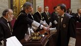 Manuel Moix, saluda al presidente de este Tribunal Supremo, Carlos Lesmes (i) durante el acto en el que ha tomado posesión como nuevo fiscal jefe de la Fiscalía Anticorrupción