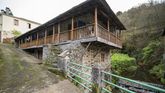 La localidad se caracteriza por su arquitectura tradicional, de gran valor etnográfico