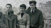 Aurora y Julio, en una foto tomada en mayor de 1956 durante una excursión a Toledo (al fondo, las ruinas del Alcázar). Se habína casado en 1952. En este viaje visitaron también Galicia. Paco Luis Bernández, hermano de Aurora por parte de padre, era entonces embajador argentino en España.
